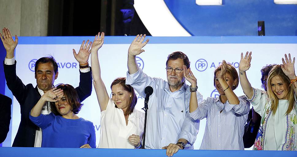 Премьер-министр Испании Мариано Рахой (в центре)