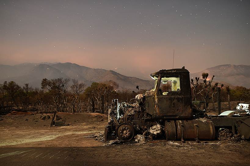 Уэлдон, Калифорния. Сгоревший в результате пожара грузовик