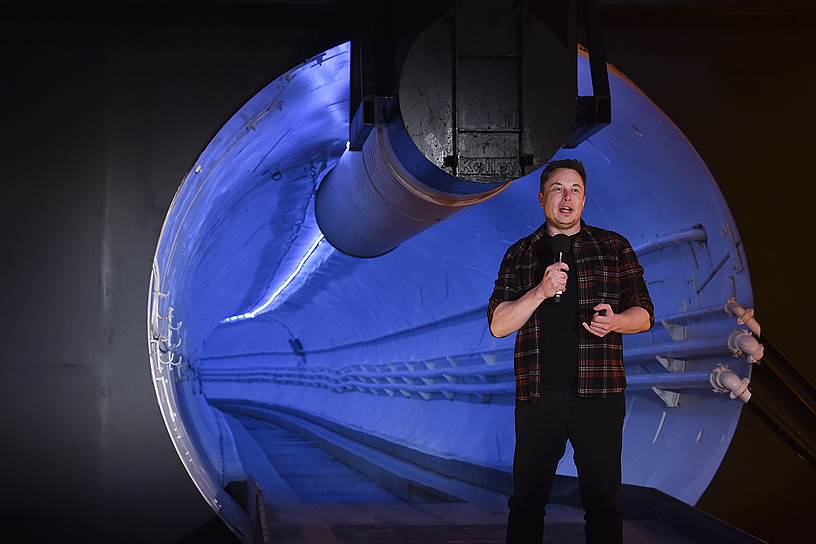 Еще одним амбициозным проектом Илона Маска стал Hyperloop — сверхскоростной общественный транспорт, который позволит перемещаться на сотни километров всего за полчаса. По замыслу господина Маска «пятый транспорт» станет надземной магистралью в форме стальной трубы, внутри которой с помощью электромагнитного импульса будет перемещаться герметичная алюминиевая капсула на аэродинамической подушке. Работать же новый транспорт будет исключительно на солнечных батареях и станет самым безопасным в мире. В 2018 году прошли тестовые испытания транспорта, а под Лос-Анджелесом был открыт первый скоростной туннель  