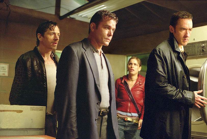 В 2003 году Джон Кьюсак вместе с Рэем Лиоттой и Амандой Пит снялся в фильме «Идентификация» (кадр из фильма на фото), сюжет которого был основан на романе Агаты Кристи «10 негритят»