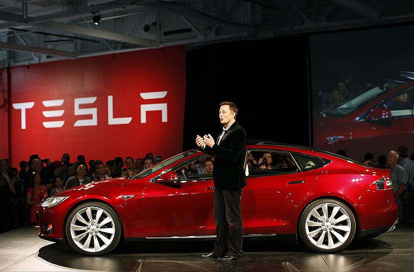 Финансовый успех Tesla обеспечил выпуск седана Model S с зарядом батарей на 426 км и возможностью разогнаться до 96 км/ч за 3,9 сек. Во время презентации электромобиля Илон Маск пообещал, что всего через 20 лет больше половины выпускаемых автомобилей будут электрическими. И хотя все аналитики опровергают прогноз господина Маска, сам он считает, что мир стал слишком зависим от нефти, что породило постоянную геополитическую напряженность и изменения климата. По мнению Илона Маска, изменить эту ситуацию может отказ от двигателей внутреннего сгорания в пользу электричества: «Многие не любят перемен, но мы должны научиться принимать их. Особенно если альтернатива переменам — это катастрофа»