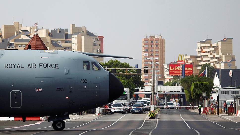 Гибралтар. Самолет Королевских ВВС Великобритании на взлетно-посадочной полосе международного аэропорта Гибралтара