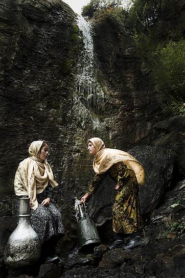 «Девушки с кувшинами»&lt;br>Дагестан, с. Миджах&lt;br>Жительницы труднодоступного горного селения, набирающие воду из водопада