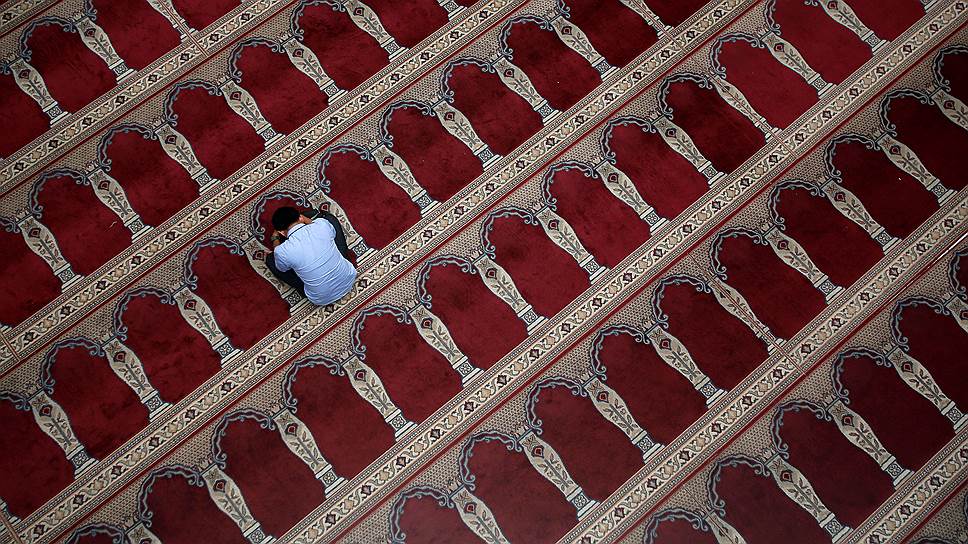 Джакарта, Индонезия. Мусульманин молится в мечети во время Рамадана