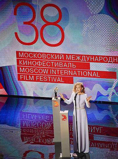 Актриса Юлия Пересильд на церемонии закрытия