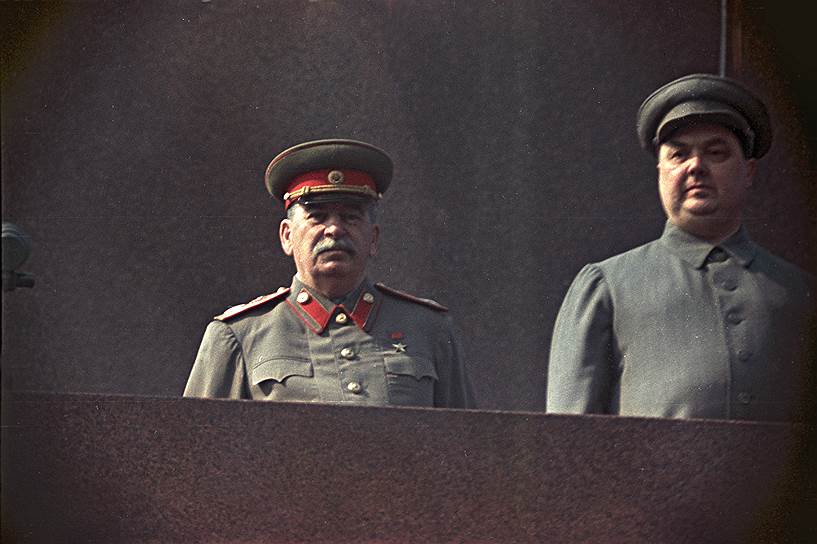 7 июля 1953 года, спустя четыре месяца после смерти Сталина, возглавивший Совмин СССР Георгий Маленков (справа) заявил о необходимости прекратить политику культа личности и перейти к коллективному руководству страной. Спустя несколько дней, 13 июля 1953 года, была реабилитирована группа из 54 ранее осужденных генералов и адмиралов