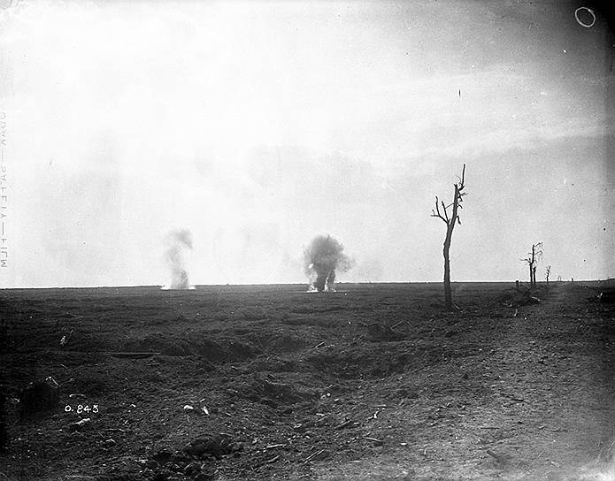 1 июля 1916 года английская и французская пехоты двинулись в атаку, выстроившись в плотные цепи. Однако германские войска успели основательно укрепить свою оборону и подтянуть резервы. Кроме того, тактика союзнических армий безнадежно устарела из-за появления пулеметов и скорострельных орудий. Несмотря на удачную атаку французов, англичане понесли в первый день сражений огромные потери — 21 тыс. солдат убитыми и 35 тыс. ранеными. Немцы же, успешно преодолев первый рубеж, перешли на второй