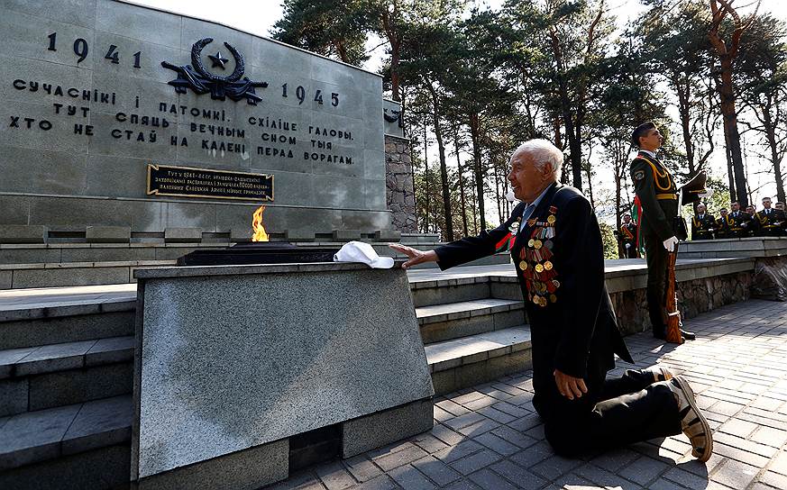 Минск, Белоруссия. 90-летний ветеран Второй мировой войны Станислав Шантор стоит на коленях возле мемориала во время перезахоронения останков 147 советских военнопленных