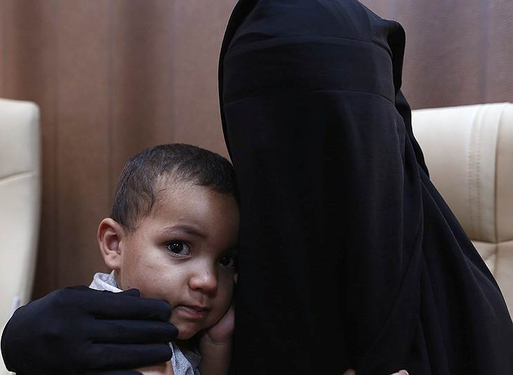Триполи, Ливия. Рахма, 17-летняя вдова Нуреддина Шушана, который был убит во время авиаудара ВВС США, с 2-летним сыном Тамимом