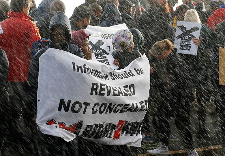 Кейптаун, Южная Африка. Демонстранты протестуют  против решения государственной Южноафриканской телерадиокомпании (SABC) не показывать сцены антиправительственных выступлений