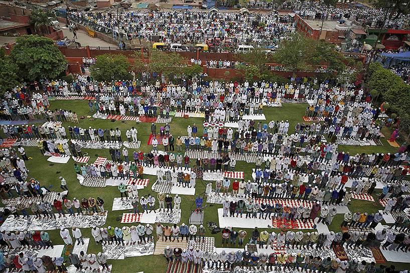 Дели, Индия. Мусульмане во время намаза в последнюю пятницу Священного месяца Рамадан у мечети Джама-Масджид