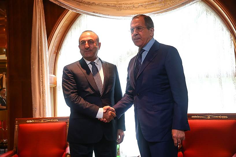 Министр иностранных дел России Сергей Лавров (справа) и министр иностранных дел Турции Мевлют Чавушоглу
