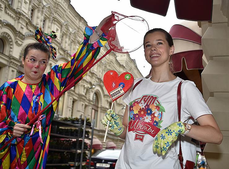 Актриса Екатерина Шпица (справа) на открытии Фестиваля Цветов в ГУМе