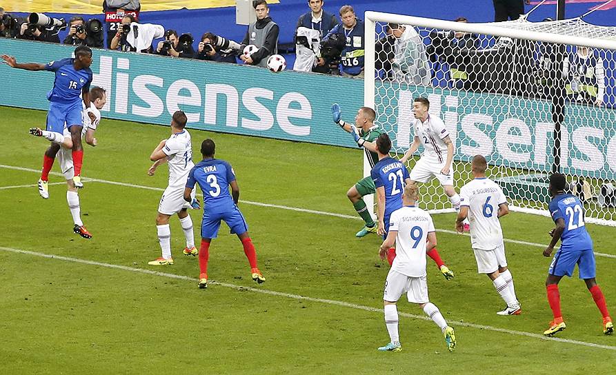 Поль Погба (№15) забил второй гол в ворота сборной Исландии