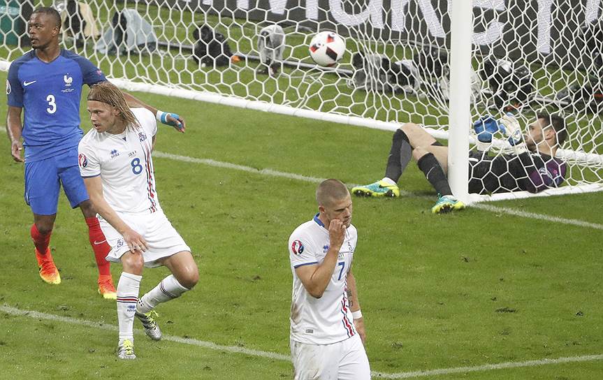 Биркир Бьярнасон (№8) забил второй гол в ворота сборной Франции