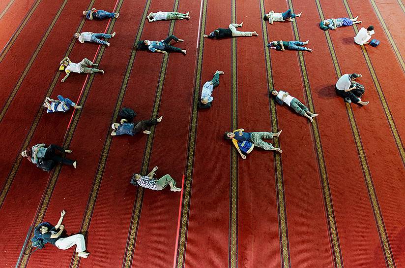 Празднование Ураза-байрама в мечети Истикляль в столице Индонезии Джакарте 
