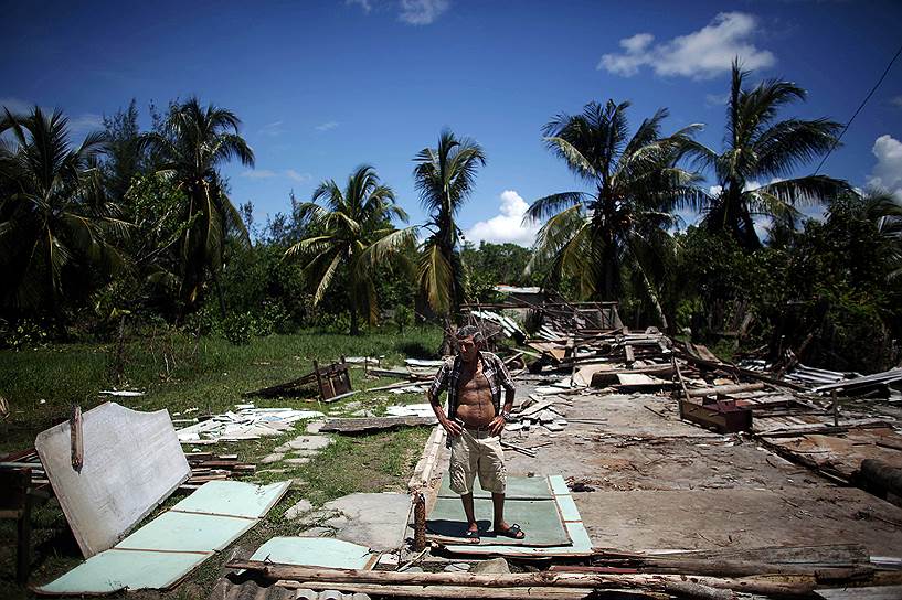 Каимито, Куба. Мужчина стоит на месте своего дома, разрушенного смерчем