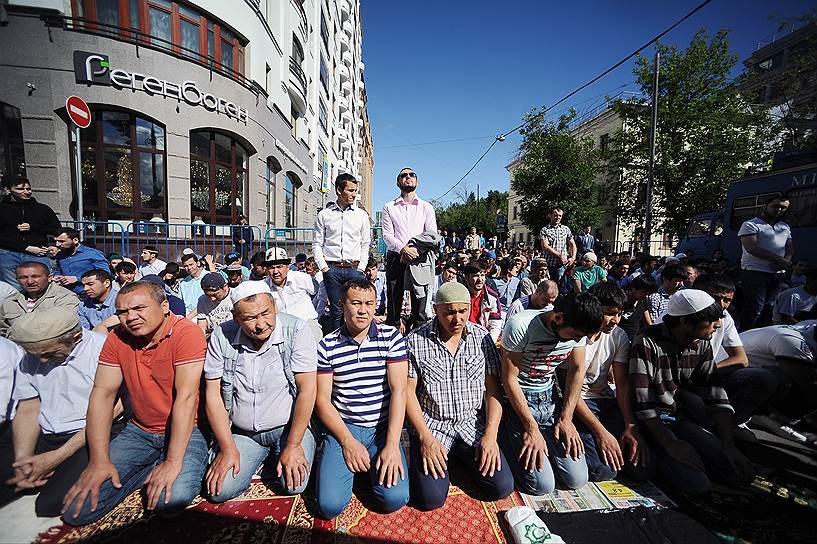 Празднование Ураза-байрама возле Исторической мечети на Большой Татарской улице в Москве