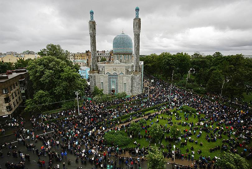 Празднование Ураза-байрама у Соборной мечети в Санкт-Петербурге 