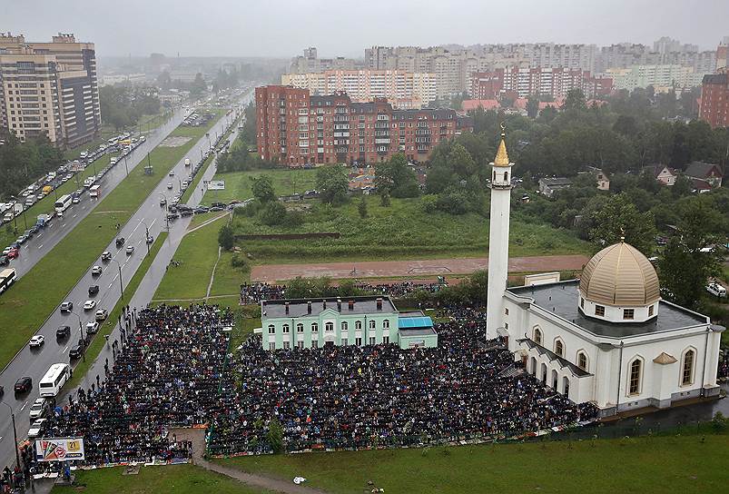 Празднование Ураза-байрама у Квартальной мечети на пересечении улиц Репищева и Парашютной в Санкт-Петербурге