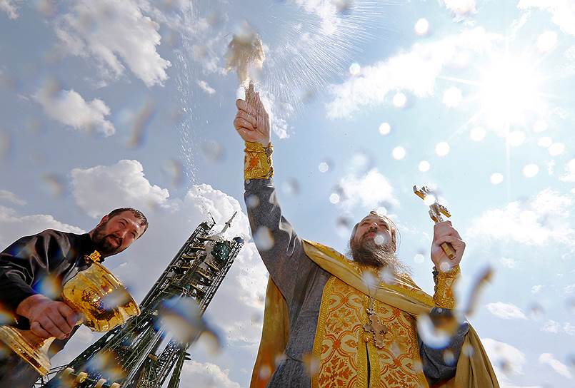 Байконур, Казахстан. Православный священник освящает космическую ракету перед запуском к Международной космической станции
