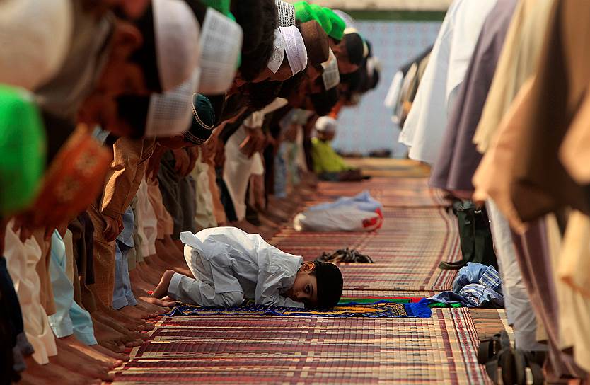 Равалпинди, Пакистан. Молитва мусульман во время празднования Ураза-байрама в соборной мечети 