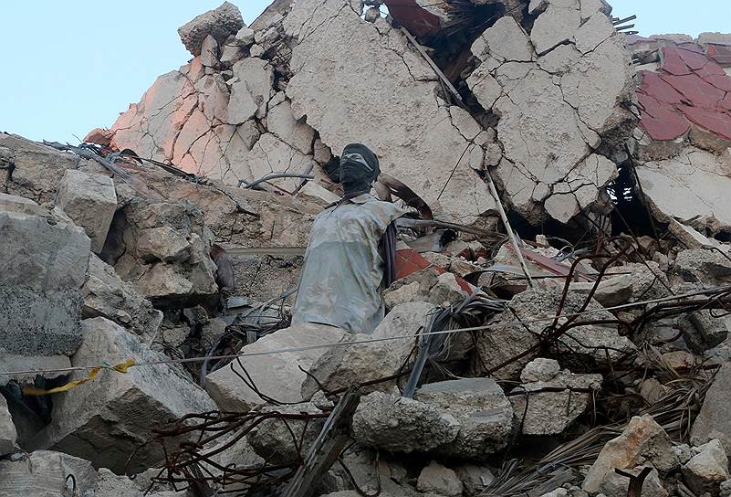 Алеппо, Сирия. Манекен среди руин в районе, подконтрольном повстанческим группировкам 