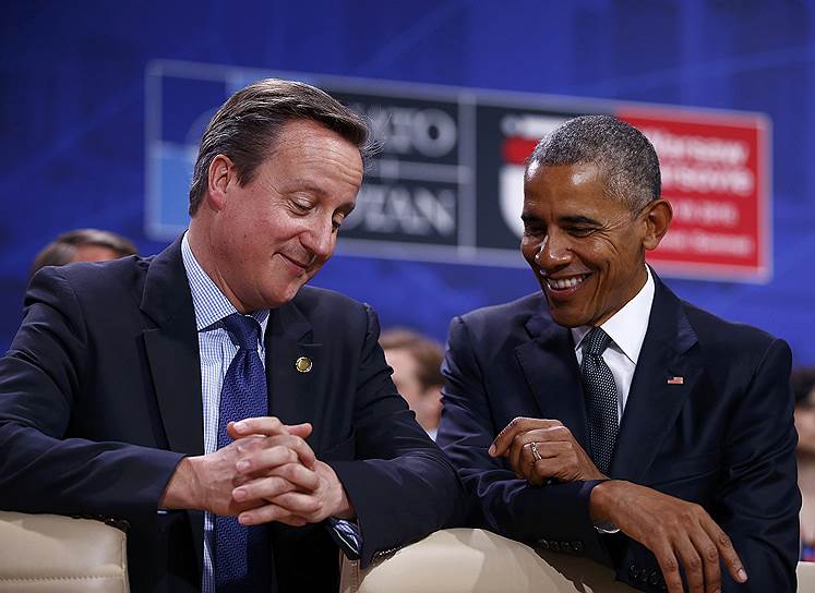 Варшава, Польша. Президент США Барак Обама (справа) и премьер-министр Великобритании Дэвид Кэмерон на саммите НАТО
