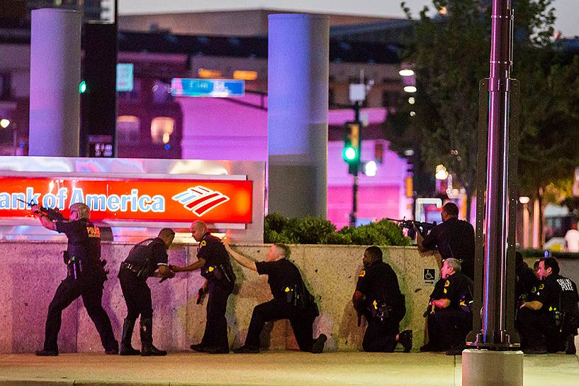 8 июля. Пятеро полицейских погибли и шесть получили ранения во время митинга в Далласе, США