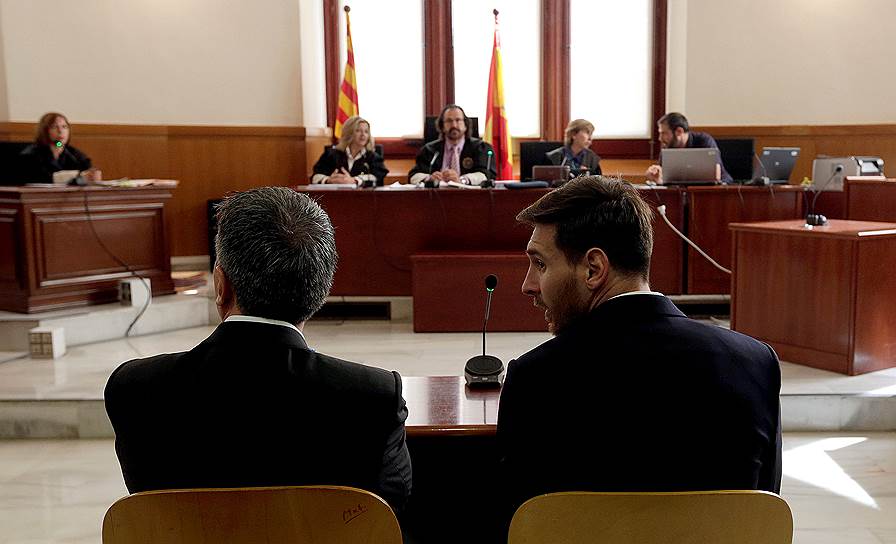 6 июля. За уклонение от уплаты налогов испанский суд приговорил суперзвезду «Барселоны» Лионеля Месси (справа) и его отца Хорхе Месси к 21 месяцу тюремного заключения. Однако по испанским законам они не будут отбывать наказание в тюрьме, так как срок наказания не превышает двух лет