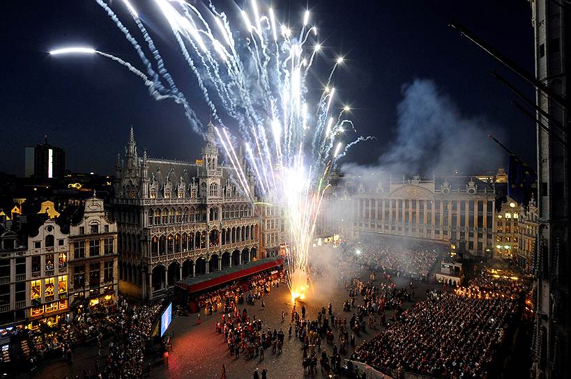 Брюссель, Бельгия. Фейерверк во время  традиционного фольклорного праздника Оммеганг, название которого в переводе с фламандского означает «шествие по кругу»