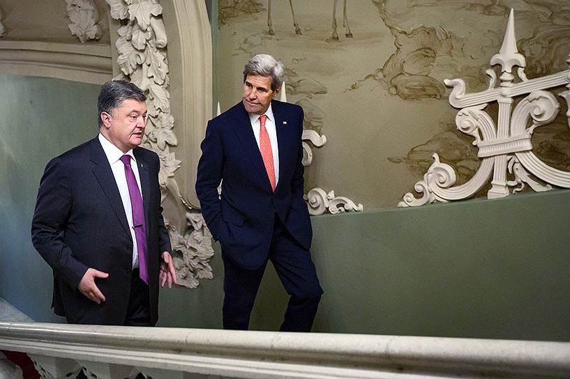 7 июля. Джон Керри (на фото справа) прибыл с визитом на Украину и пообещал $23 миллиона для помощи пострадавшим от конфликта в Донбассе
