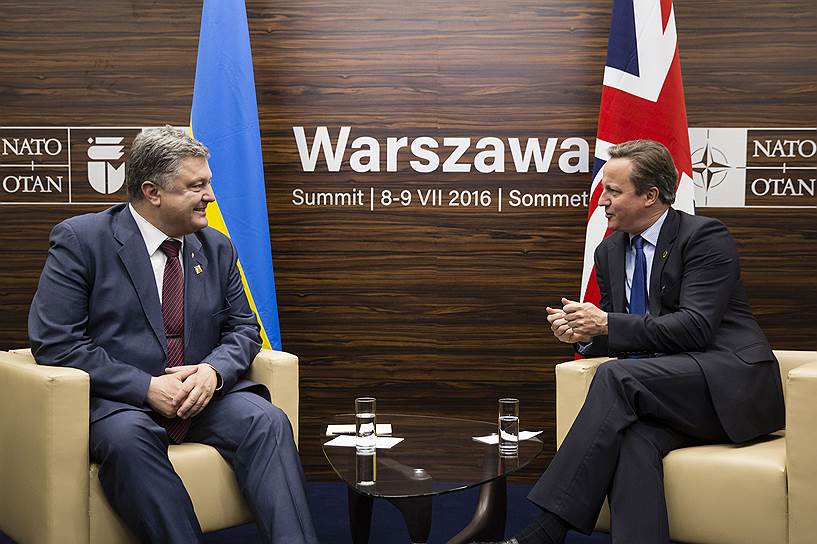 Президент Украины Петр Порошенко (слева) и премьер-министр Великобритании Дэвид Кэмерон