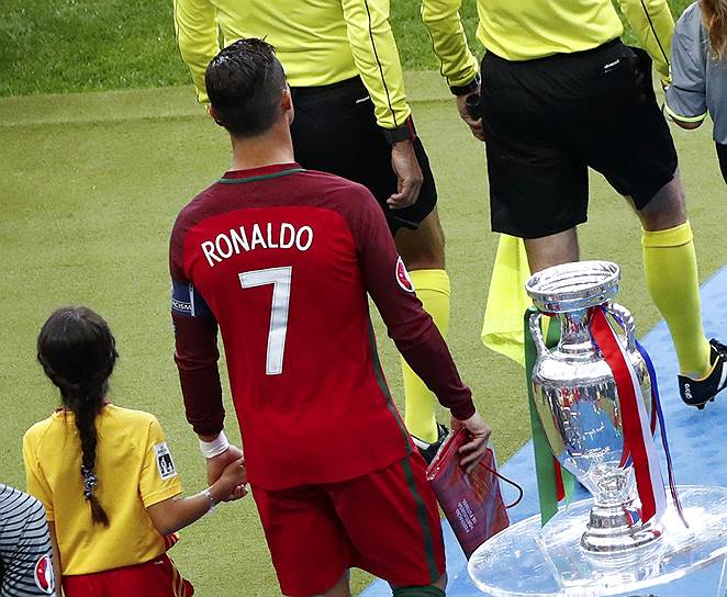 Криштиану Роналду выводит сборную Португалии на финальный матч Евро-2016 против сборной Франции