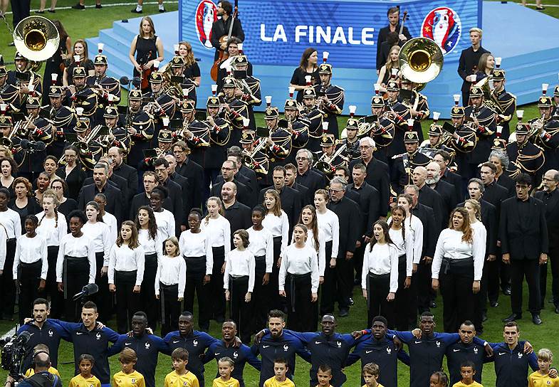Сборная Франции исполняет национальный гимн перед финальным матчем Евро-2016 против сборной Португалии