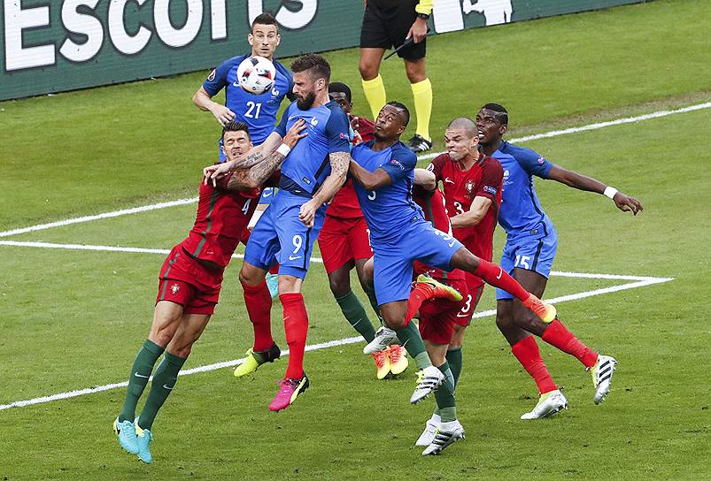 Борьба за мяч на «втором этаже» у ворот сборной Португалии