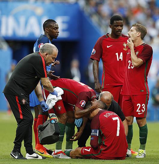 Капитан сборной Португалии Криштиану Роналду получил травму и был заменен в середине первого тайма