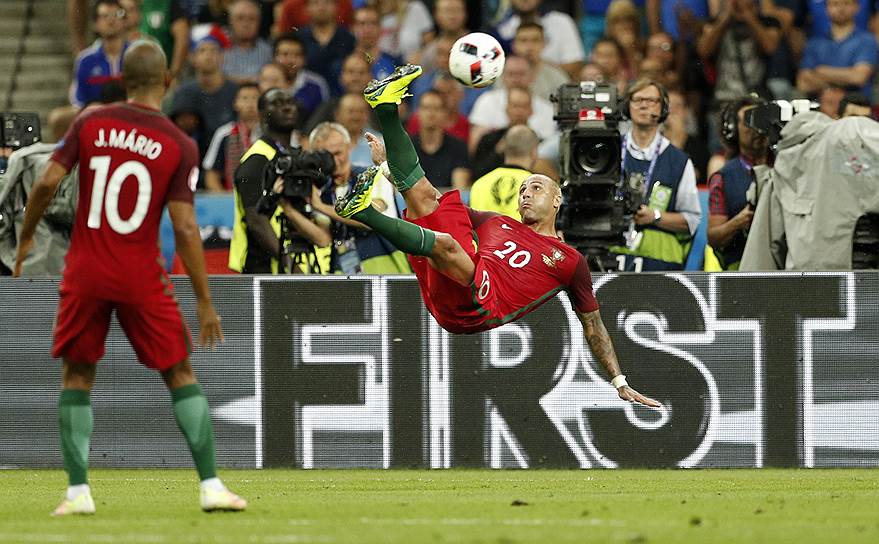 Полузащитник сборной Португалии Рикарду Куарежма бьет в падении через себя