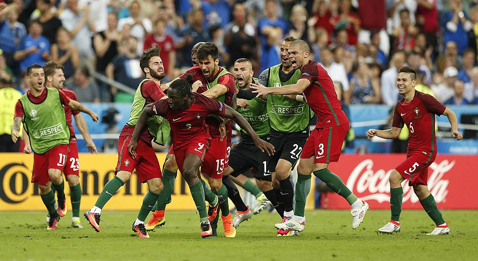 Сборная Португалии празднует гол Эдера в ворота сборной Франции на 109-й минуте