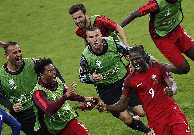 Автор забитого мяча Эдер (№9) и его товарищи по сборной Португалии празднуют гол в ворота сборной Франции