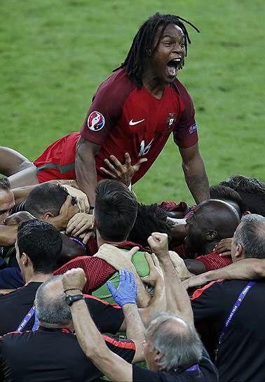 Ренату Саншиш и другие игроки сборной Португалии празднуют гол в ворота сборной Франции