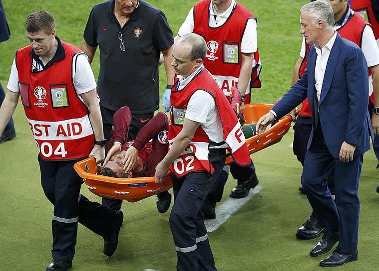 Травмированного капитана сборной Португалии Криштиану Роналду уносят с поля на носилках