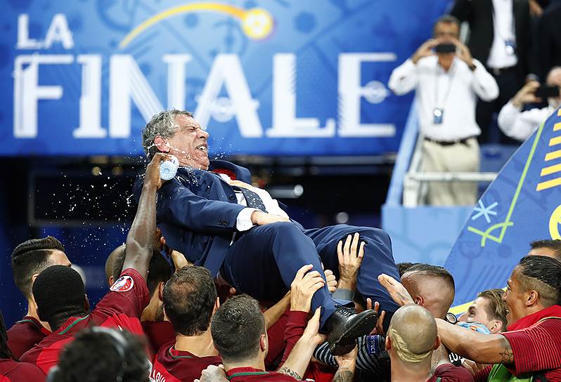 Футболисты сборной Португалии «качают» своего тренера Фернанду Сантуша