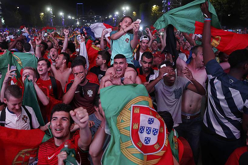 Болельщики сборной Португалии отмечают победу своей команды на Евро-2016