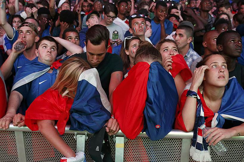 Болельщики сборной Франции после поражения своей команды в финале Евро-2016