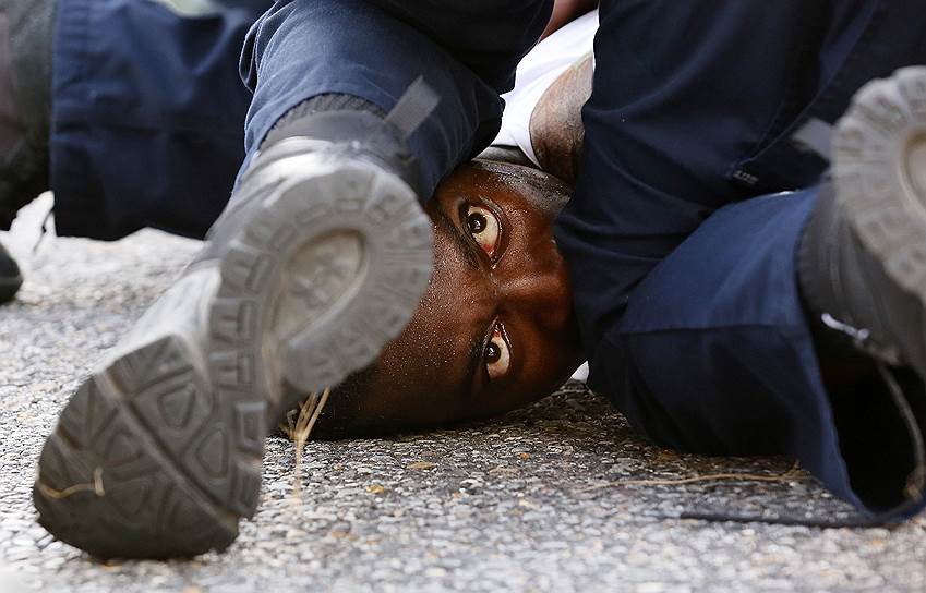 Батон-Руж, США. Задержание демонстранта во время массовых гражданских выступлений после серии убийств полицейских и афроамериканцев в Техасе, Миннесоте и Луизиане