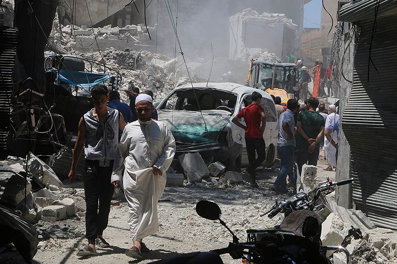 Алеппо, Сирия. Горожане осматривают здания, поврежденные во время бомбежек подконтрольных повстанцам кварталов 
