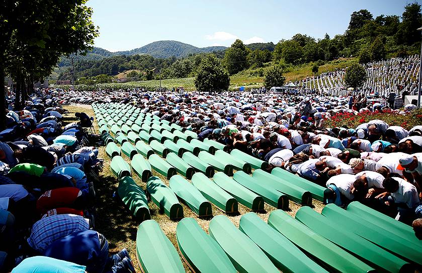 Поточари, Босния и Герцеговина. Молитва во время церемонии захоронения останков 775 мусульман, погибших в результате операции армии боснийских сербов в Сребренице в июле 1995