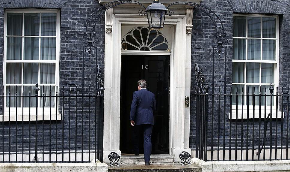 Лондон, Великобритания. Британский премьер-министр Дэвид Кэмерон возвращается на Даунинг-Стрит 10 после заявления о своей отставке