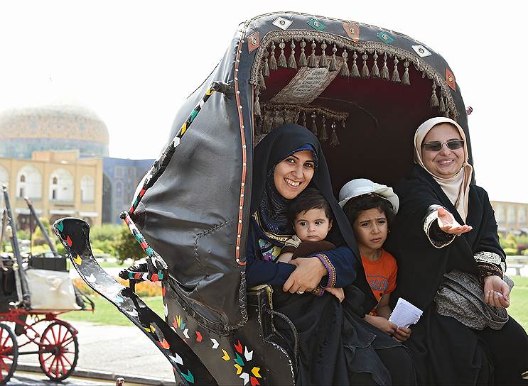 Популярное развлечение жителей Исфахана — прокатиться на карете по центральной площади города Накш-е Джахан